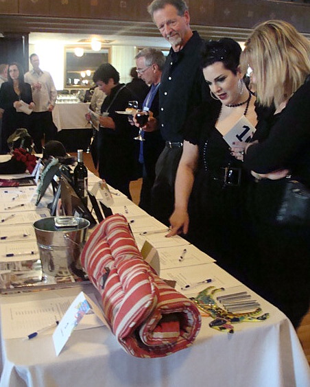 {patrons peruse the silent auction table}
